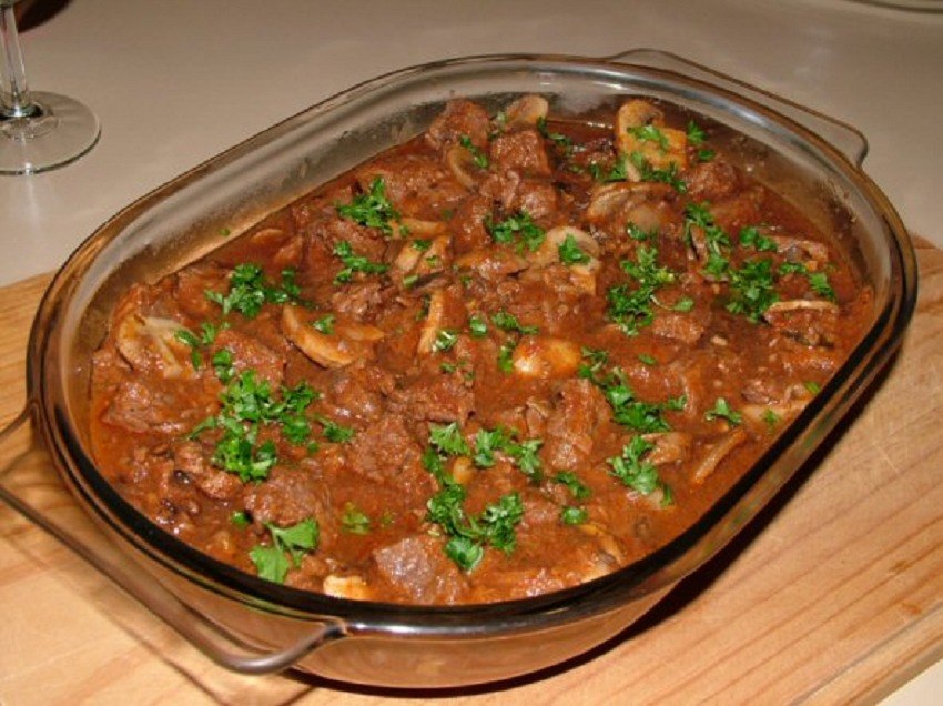 Beef with Mushrooms in Red Wine