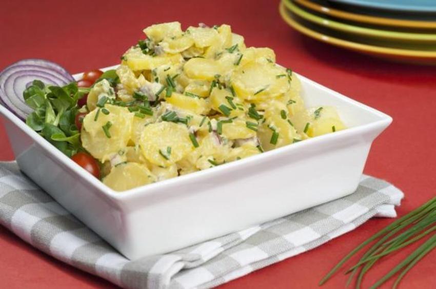 Salade de pommes de terre printanière, sauce au yaourt