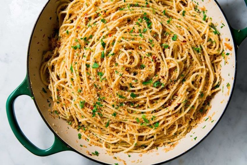 Spaghetti with garlic and oil