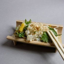 Salade de riz à la mangue, menthe et coriandre